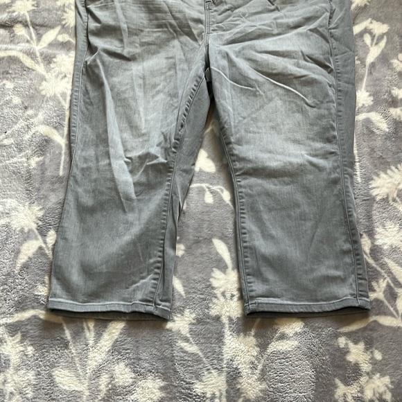 NWOT Torrid Grey Jeans - crop lean super soft “feel the fit” Sz Torrid 4 (26/4X) - Picture 4 of 13